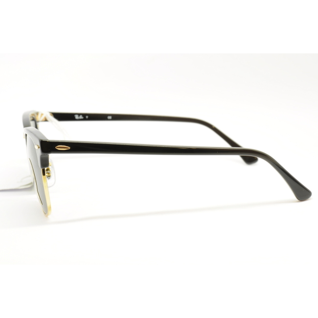 Ray-Ban Mod.3016 Clubmaster col. W0365 è un occhiale da sole in metallo oro e celluloide nero e calibro 49.
