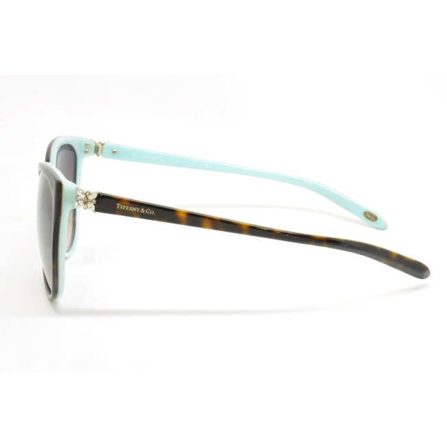 Tiffany & Co. TF 4089-B col. 8134/3B è un occhiale da sole da donna in acetato marrone tartarugato interno verde tiffany, dalla forma cat eye e calibro 58.