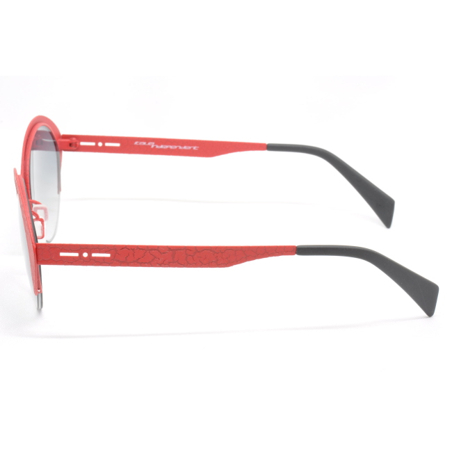 Italia Independent I-METAL 0505 col. CRK.051 è un occhiale da sole in metallo rosso effetto pelle e calibro 51.