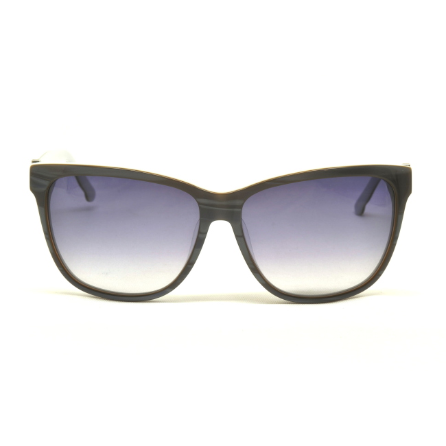 Swarovski SW 121 FUNDAMENTAL col. 83W è un occhiale da sole in acetato grigio striato e calibro 56.