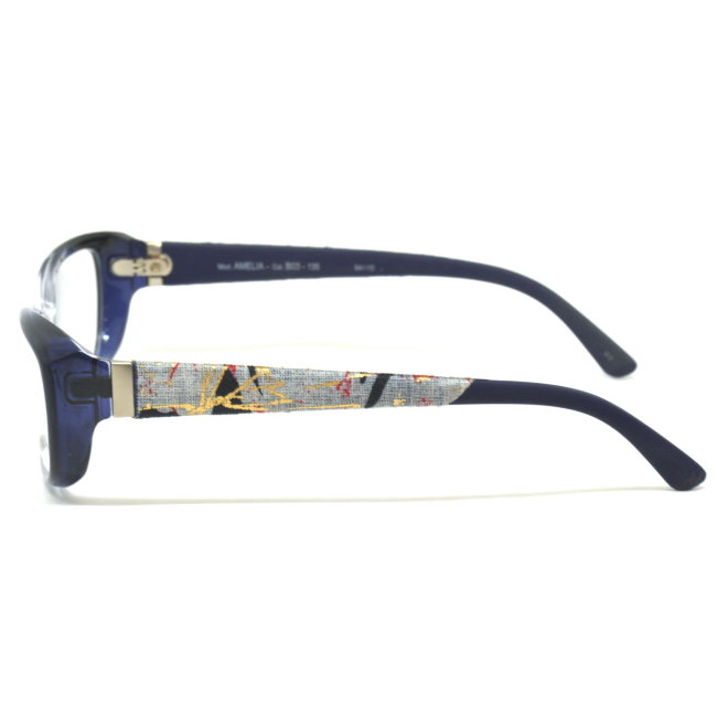 Mad In Italy AMELIA col. B03 è una montatura da vista in acetato blu con sfumatura centrale trasparente e calibro 54.
