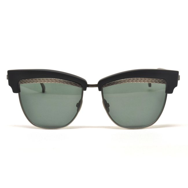 Bottega Veneta BV 0075S col. 001 è un occhiale da sole in metallo argento satinato con ciliare in celluloide nero satinato e calibro 54.