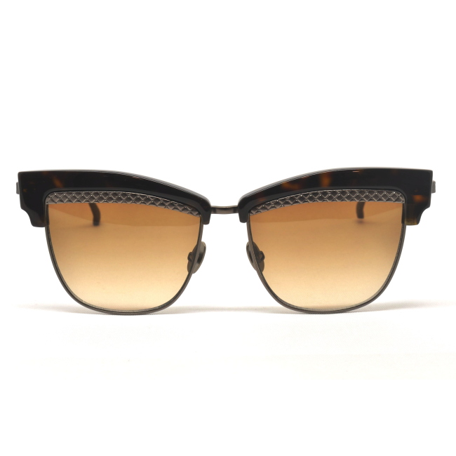 Bottega Veneta BV 0075S col. 003 è un occhiale da sole in metallo canna di fucile satinato con ciliare in celluloide tartarugato e calibro 54.