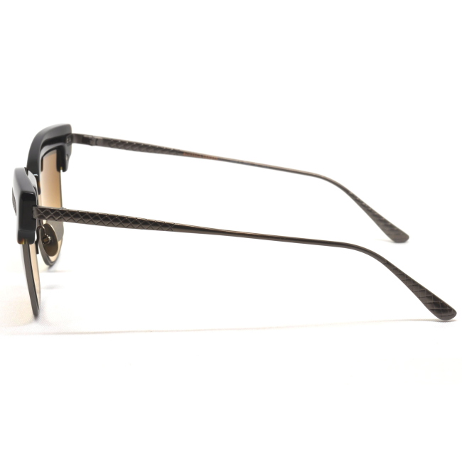 Bottega Veneta BV 0075S col. 003 è un occhiale da sole in metallo canna di fucile satinato con ciliare in celluloide tartarugato e calibro 54.
