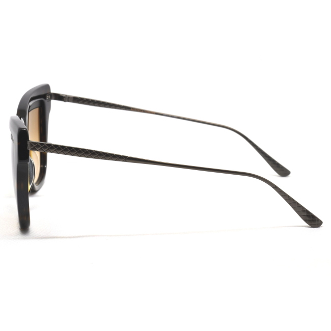 Bottega Veneta BV 0074S col. 003 è un occhiale da sole in ciliare celluloide tartarugato, oculare metallo canna di fucile e calibro 53.