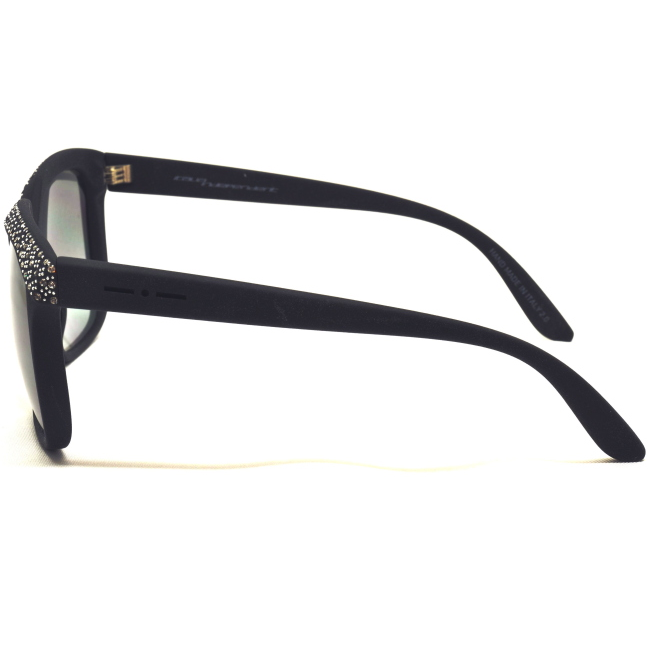 Italia Independent 0919 col. 0919CR.009.075 è un occhiale da sole in acetato nero satinato e calibro 57.