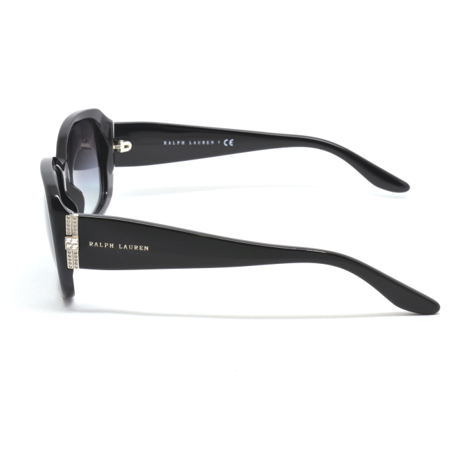 Ralph Lauren RL 8127 B col. 5001/8G è un occhiale da sole in acetato nero lucido e calibro 55.