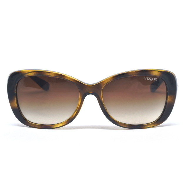 Vogue VO 2943-SB col. W656/13 è un occhiale da sole in acetato marrone tartarugato e calibro 55.