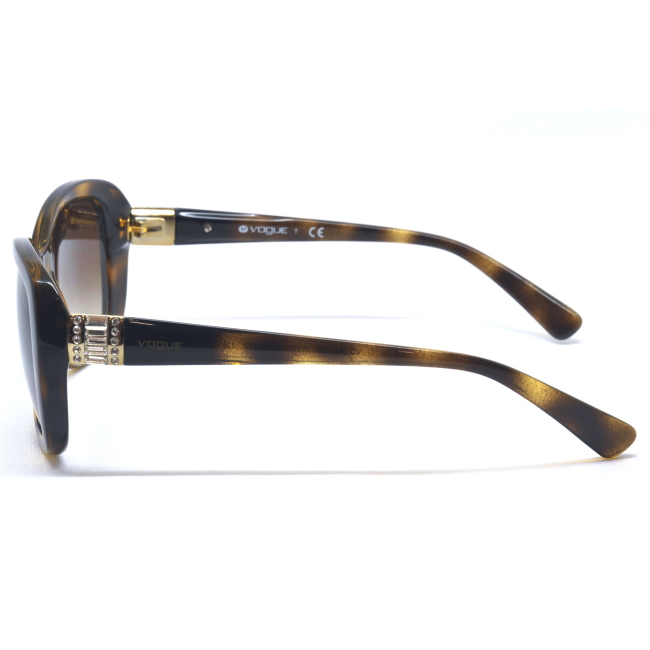 Vogue VO 2943-SB col. W656/13 è un occhiale da sole in acetato marrone tartarugato e calibro 55.