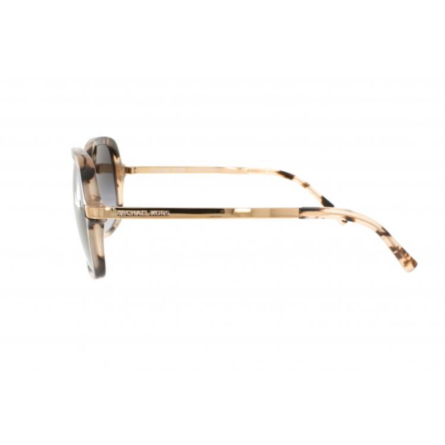 MICHAEL KORS MK 2024 ADRIANNA II col. 316213 è un occhiale da sole in acetato azzurro-grigio gommato e calibro 57.