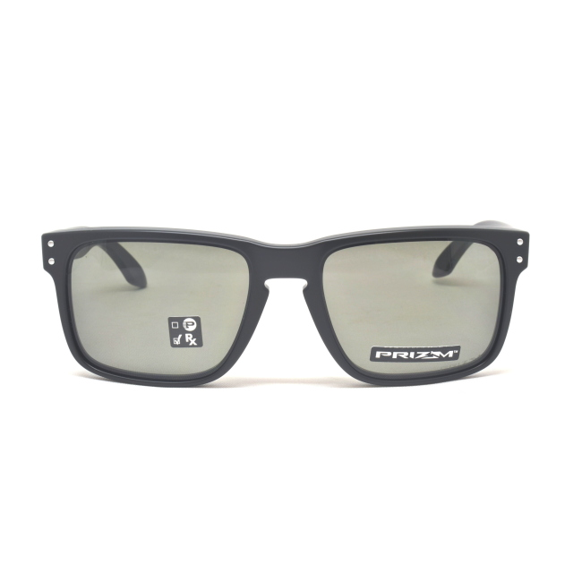Oakley OO 9102 E855 HOLBROOK col. E8 è un occhiale da sole in acetato nero satinato e calibro 55.