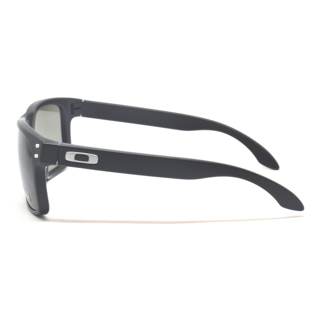 Oakley OO 9102 E855 HOLBROOK col. E8 è un occhiale da sole in acetato nero satinato e calibro 55.