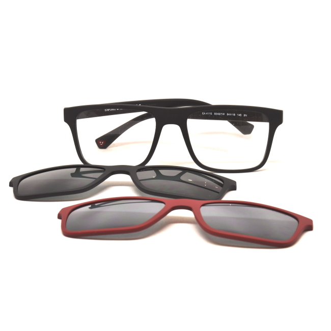 Emporio Armani EA 4115 col. 5042/1W è un occhiale da sole da uomo in acetato nero satinato, dalla forma rettangolare e calibro 54.