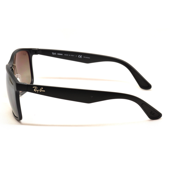 Ray-Ban RB 4264 CHROMANCE col. 601-S/5J è un occhiale da sole in acetato nero satinato e calibro 58.