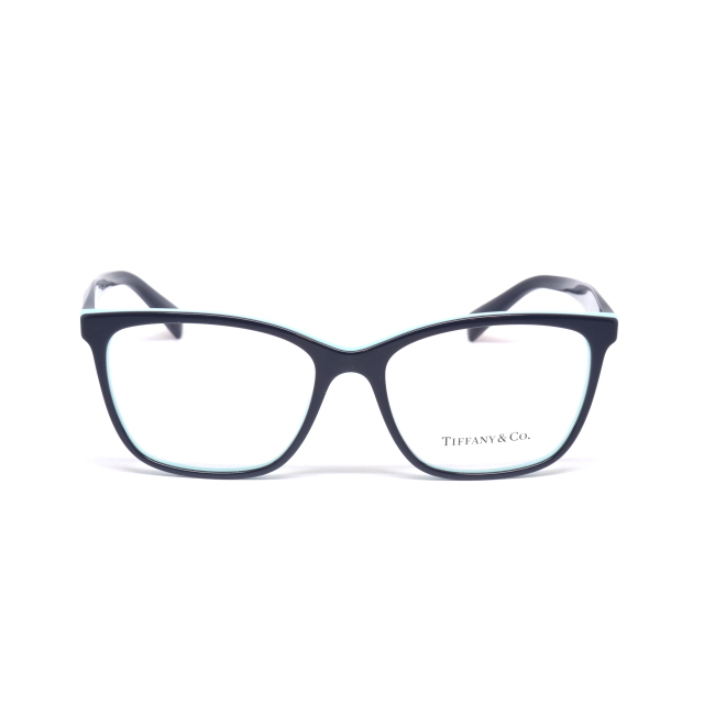 Tiffany & Co. TF 2175 col. 8055 è una montatura da vista da donna in acetato nero interno blu tiffany, dalla forma squadrata e calibro 54.
