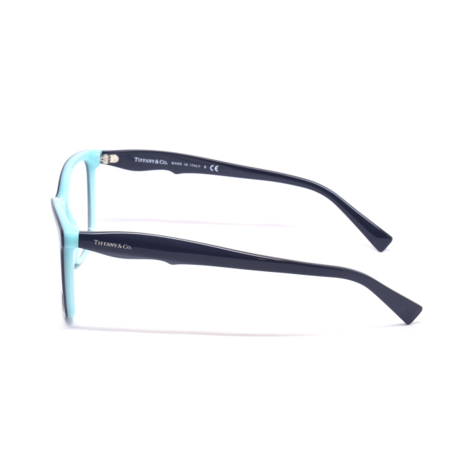 Tiffany & Co. TF 2175 col. 8055 è una montatura da vista da donna in acetato nero interno blu tiffany, dalla forma squadrata e calibro 54.