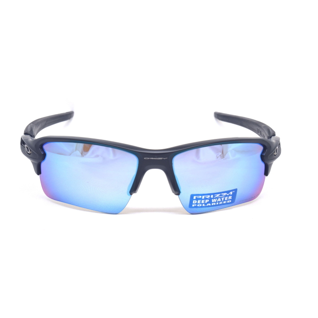 Oakley OO 9188 58 59 FLACK 2.0 XL col. 58 è un occhiale da sole in acetato nero satinato e calibro 59.