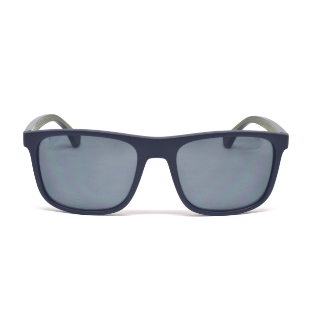 Emporio Armani EA 4129 col. 5042/87 è un occhiale da sole da uomo in acetato nero satinato, dalla forma squadrata e calibro 56.