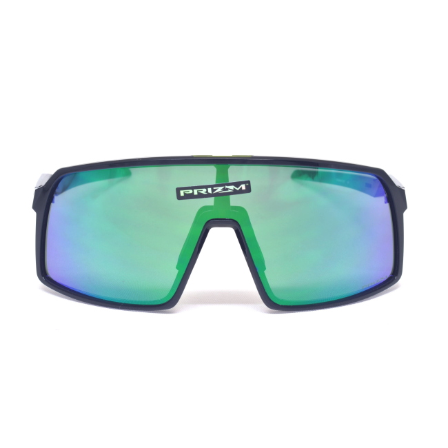 Oakley OO 9406 0337 SUTRO col. 03 è un occhiale da sole in acetato nero lucido e calibro 37.