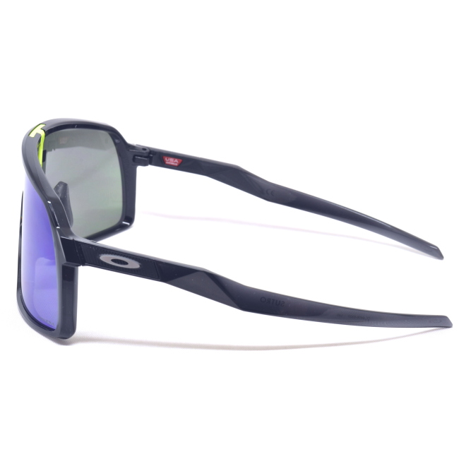 Oakley OO 9406 0337 SUTRO col. 03 è un occhiale da sole in acetato nero lucido e calibro 37.