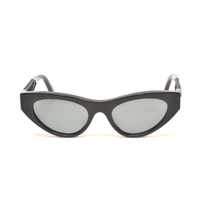 Stella McCartney SC 0193 S col. 001 è un occhiale da sole in acetato nero lucido e calibro 49.