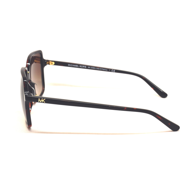 MICHAEL KORS MK 2098U ISLE OF PALMS col. 378113 è un occhiale da sole da donna in acetato marrone tartarugato, dalla forma squadrata e calibro 56.