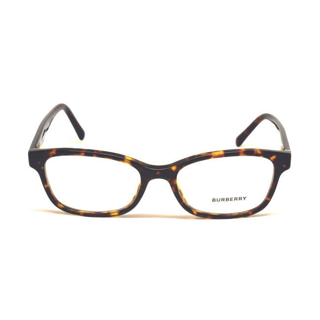 Burberry B 2201 col. 3002 è una montatura da vista da donna in acetato marrone tartarugato, dalla forma rettangolare e calibro 52.