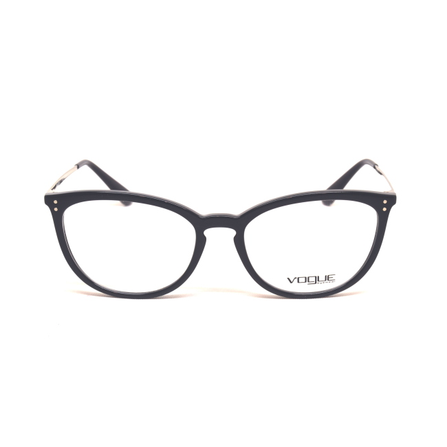 Vogue VO 5276 col. W44 è una montatura da vista in acetato nero lucido e calibro 53.