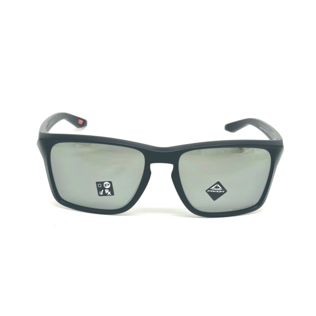 Oakley OO 9448 0357 SYLAS col. 03 è un occhiale da sole in acetato nero satinato e calibro 57.