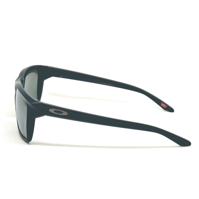 Oakley OO 9448 0357 SYLAS col. 03 è un occhiale da sole in acetato nero satinato e calibro 57.