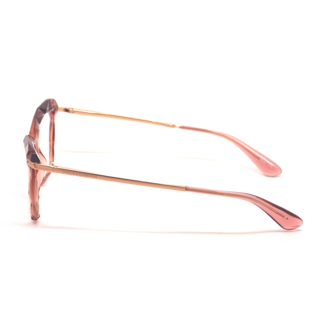 Dolce & Gabbana DG 5025 col. 3148 è una montatura da vista da donna in acetato rosa trasparente, dalla forma cat eye e calibro 53.