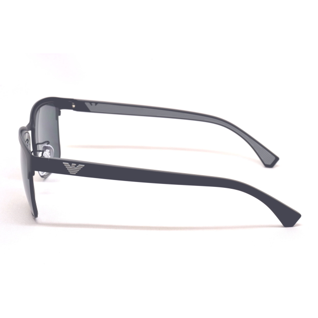 Emporio Armani EA 2087 col. 3014/87 è un occhiale da sole in metallo nero satinato e calibro 56.