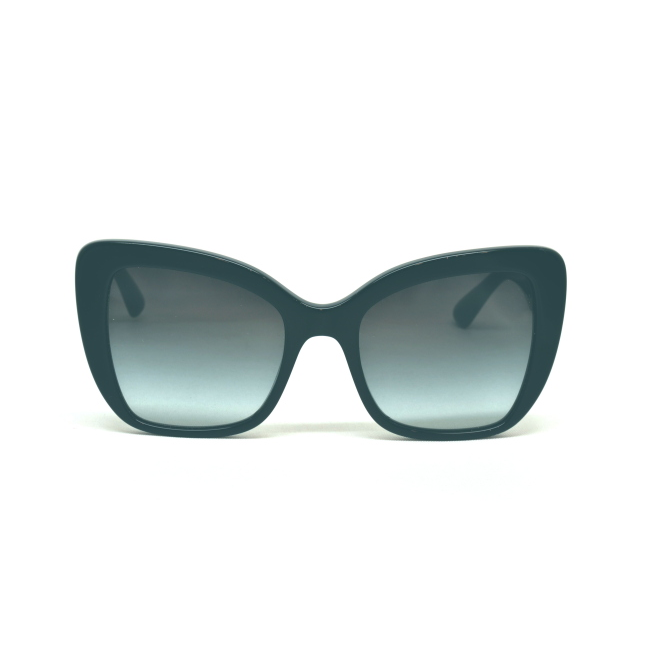 Dolce & Gabbana DG 4348 col. 501/8G è un occhiale da sole in acetato nero lucido e calibro 54.