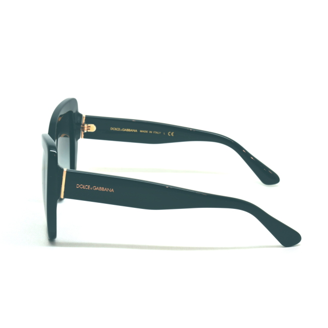 Dolce & Gabbana DG 4348 col. 501/8G è un occhiale da sole in acetato nero lucido e calibro 54.