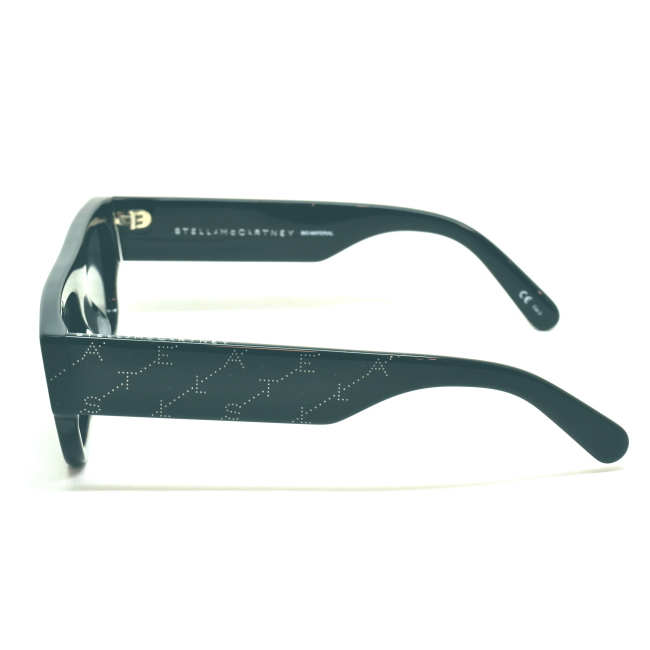 Stella McCartney SC 0210 S col. 001 è un occhiale da sole in acetato nero lucido e calibro 54.