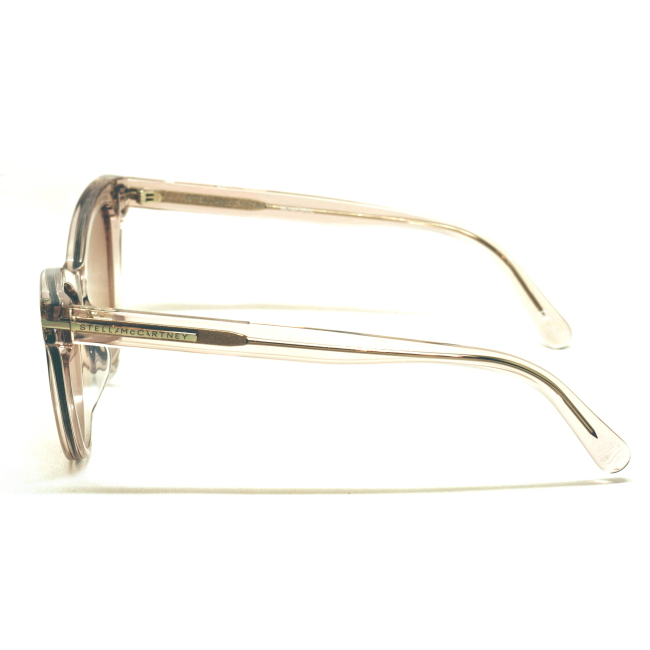 Stella McCartney SC 0212 S col. 003 è un occhiale da sole in acetato beige trasparente e calibro 52.