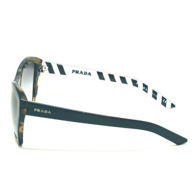 Prada SPR 07X col. NAI-130 è un occhiale da sole in acetato nero con interno tartarugato verde e calibro 55.