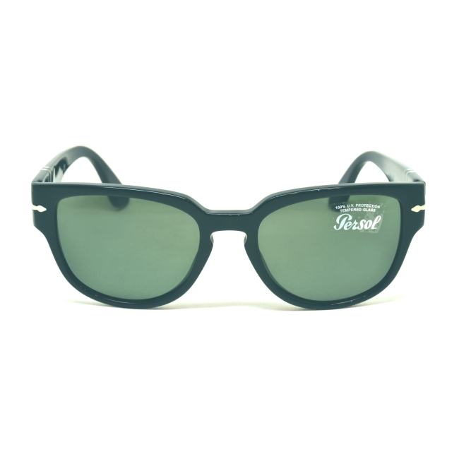 Persol 3231 S col. 95/31 è un occhiale da sole in acetato nero lucido e calibro 54.