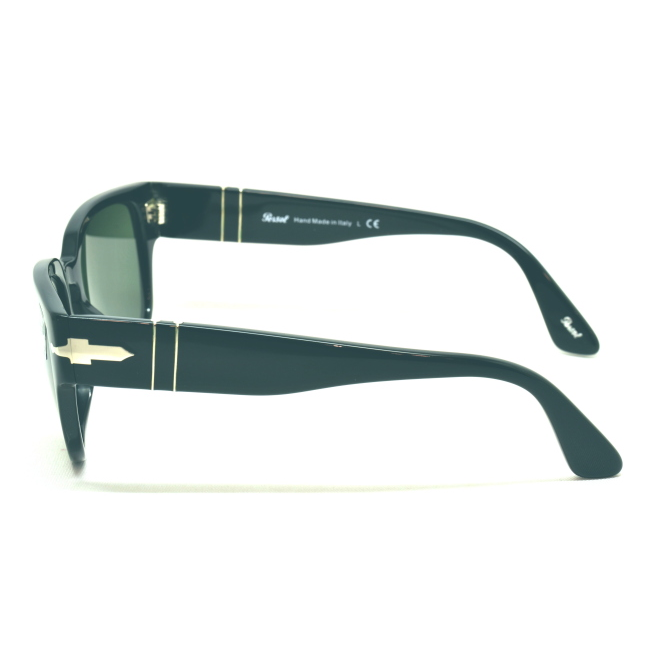 Persol 3231 S col. 95/31 è un occhiale da sole in acetato nero lucido e calibro 54.