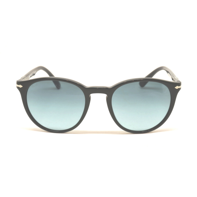 Persol 3152 S col. 9014/Q8 è un occhiale da sole da uomo in acetato nero lucido, dalla forma rotonda e calibro 52.