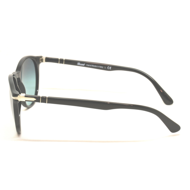 Persol 3152 S col. 9014/Q8 è un occhiale da sole da uomo in acetato nero lucido, dalla forma rotonda e calibro 52.