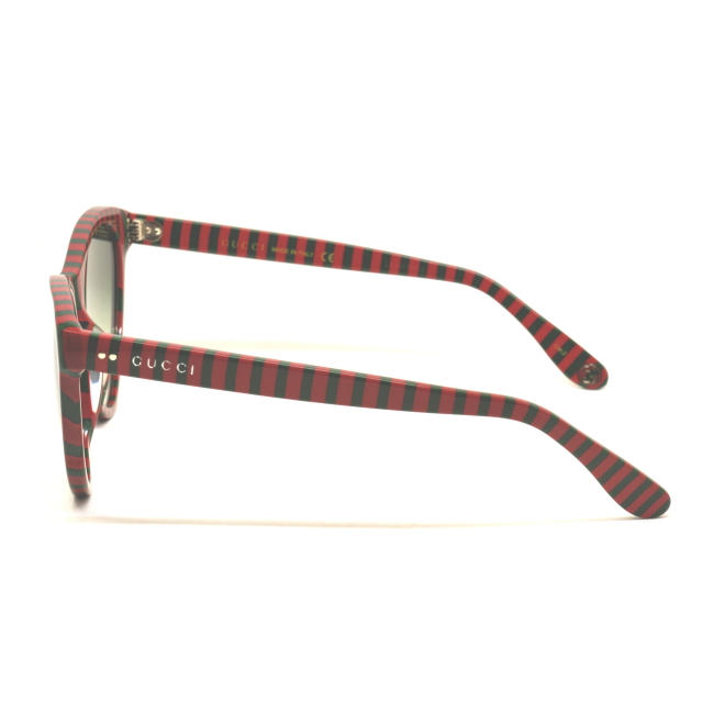 Gucci GG 0569 S col. 005 è un occhiale da sole in acetato rosso con righe verdi e calibro 54.