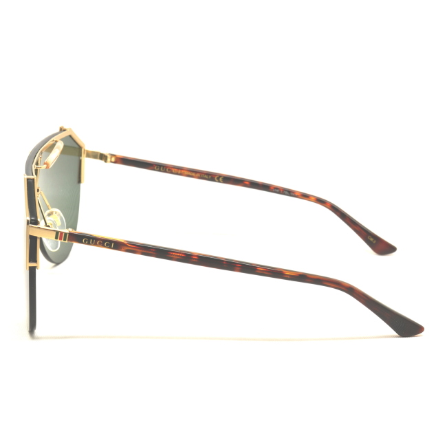 Gucci GG 0584 S col. 002 è un occhiale da sole in metallo oro.