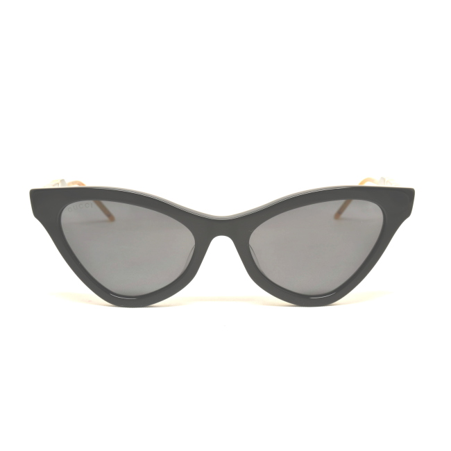 Gucci GG 0597 S col. 001 è un occhiale da sole in acetato nero lucido e calibro 55.