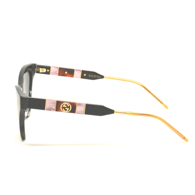 Gucci GG 0597 S col. 001 è un occhiale da sole in acetato nero lucido e calibro 55.
