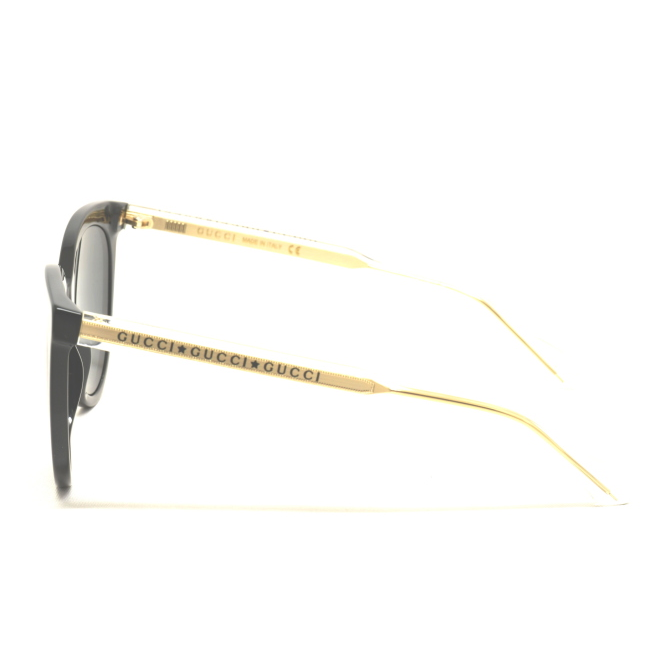 Gucci GG 0565 S col. 001 è un occhiale da sole in acetato nero lucido e calibro 54.