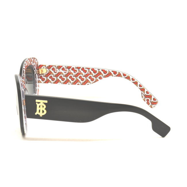 Burberry B 4298 col. 3822/87 è un occhiale da sole in acetato nero interno scritta "tb" bianca e rossa e calibro 54.