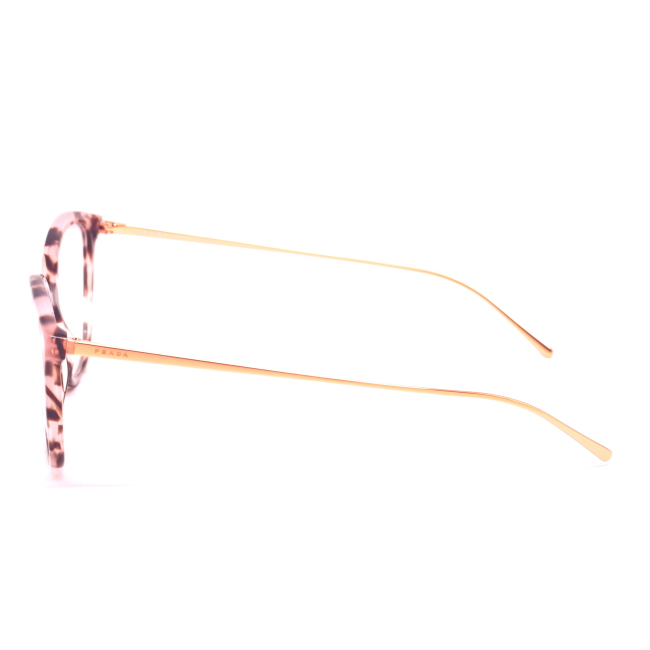 Prada VPR 11V col. ROJ-1O1 è una montatura da vista in acetato marrone-rosa tartarugato e calibro 53.