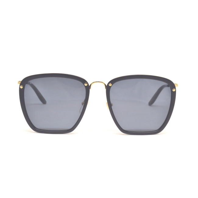 Gucci GG 0673 S col. 001 è un occhiale da sole in metallo oro con oculari celluloide neri e calibro 56.