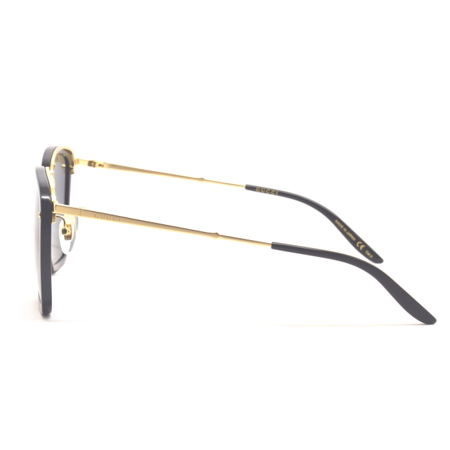 Gucci GG 0673 S col. 001 è un occhiale da sole in metallo oro con oculari celluloide neri e calibro 56.